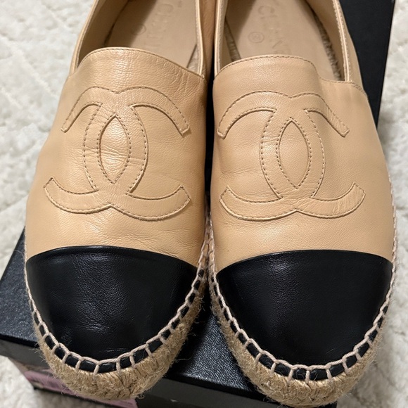 CHANEL like new Rev Two-Tone Beige and Black Espadrilles - Picture 4 of 10